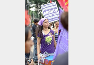 O aborto clandestino pune e mata as mulheres