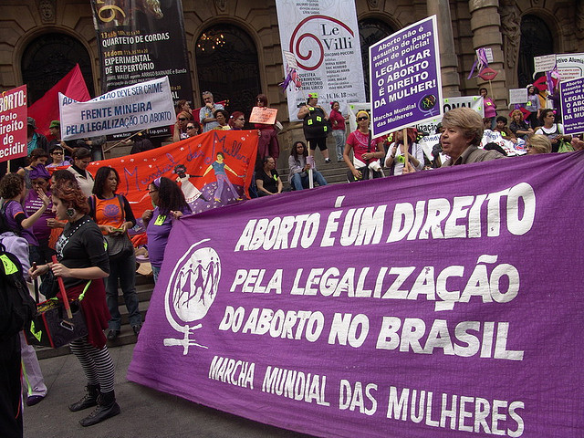 Dia de luta pela legalização do aborto mobiliza mulheres nas ruas e nas redes