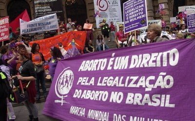 Artigo traça desafios para a legalização do aborto no Brasil a partir de relatos de mulheres