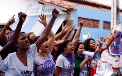 Depois de sofrer ataques virtuais, mulheres reforçam mobilização contra Bolsonaro