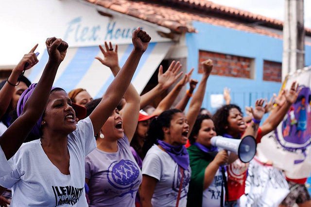 Depois de sofrer ataques virtuais, mulheres reforçam mobilização contra Bolsonaro