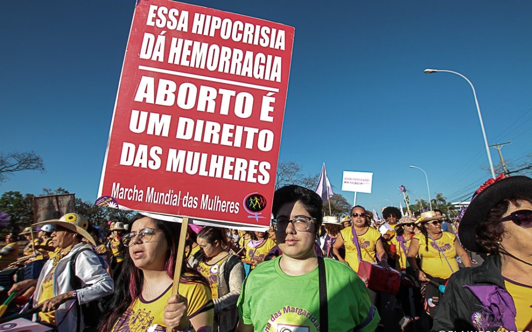 Aborto legal, seguro e gratuito: saiba mais sobre a luta das mulheres