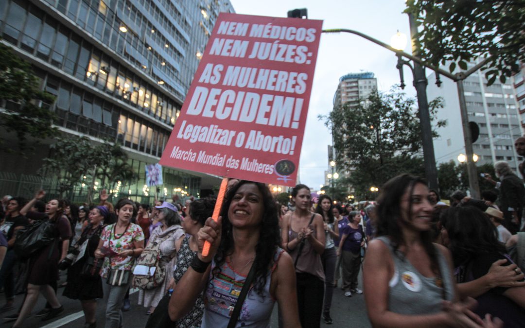 Tirar o aborto do canto, do canto silencioso do segredo